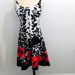 Nine West dress sz. 2 knee length blk/red/wht floral built in darts for support